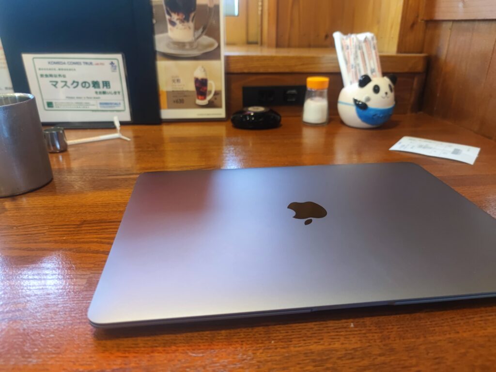 Macbookをカフェで使っている様子