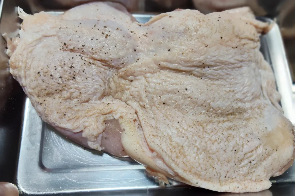スーパーで買った鶏肉を塩コショウのみで味付けした画像