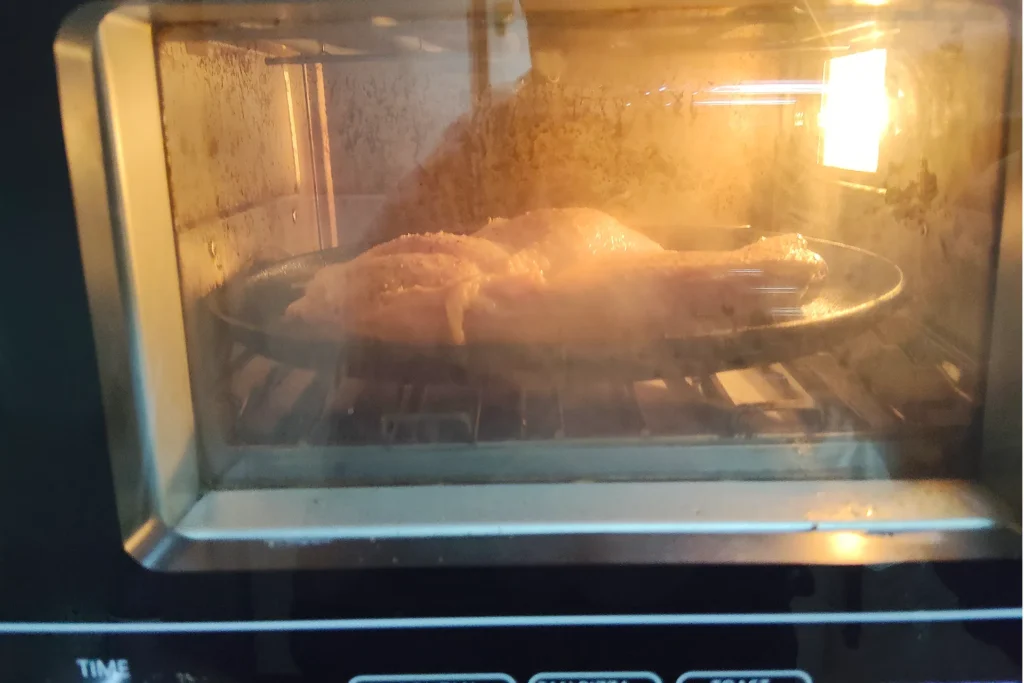 ENRO電気ピザ窯miniでのDIYモードで鶏肉を焼いている庫内の様子