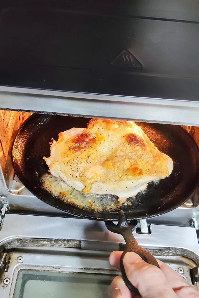 ENRO電気ピザ窯miniで焼き上げた、鉄板の上の鶏肉