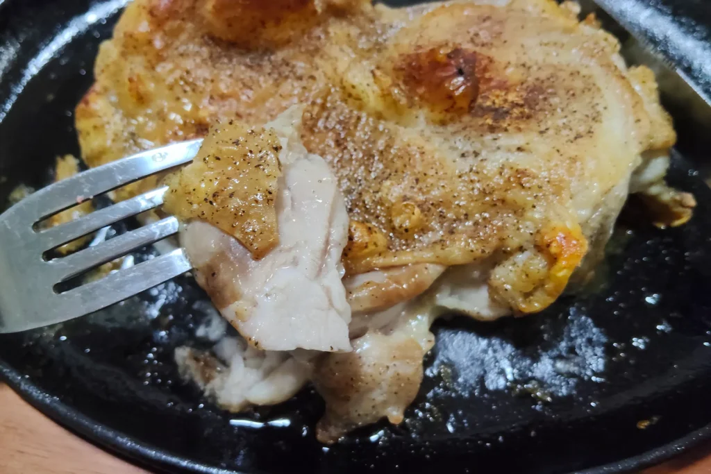 ENRO電気ピザ窯miniで焼いた、皮パリパリで中はジューシーな焼き上がりの様子