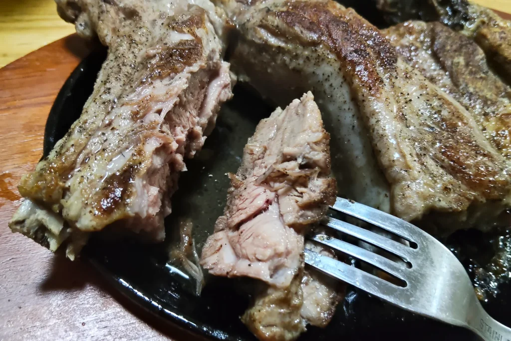 ENRO電気ピザ窯miniで焼き上げた、スペアリブからあふれ出す肉汁と切った断面の様子