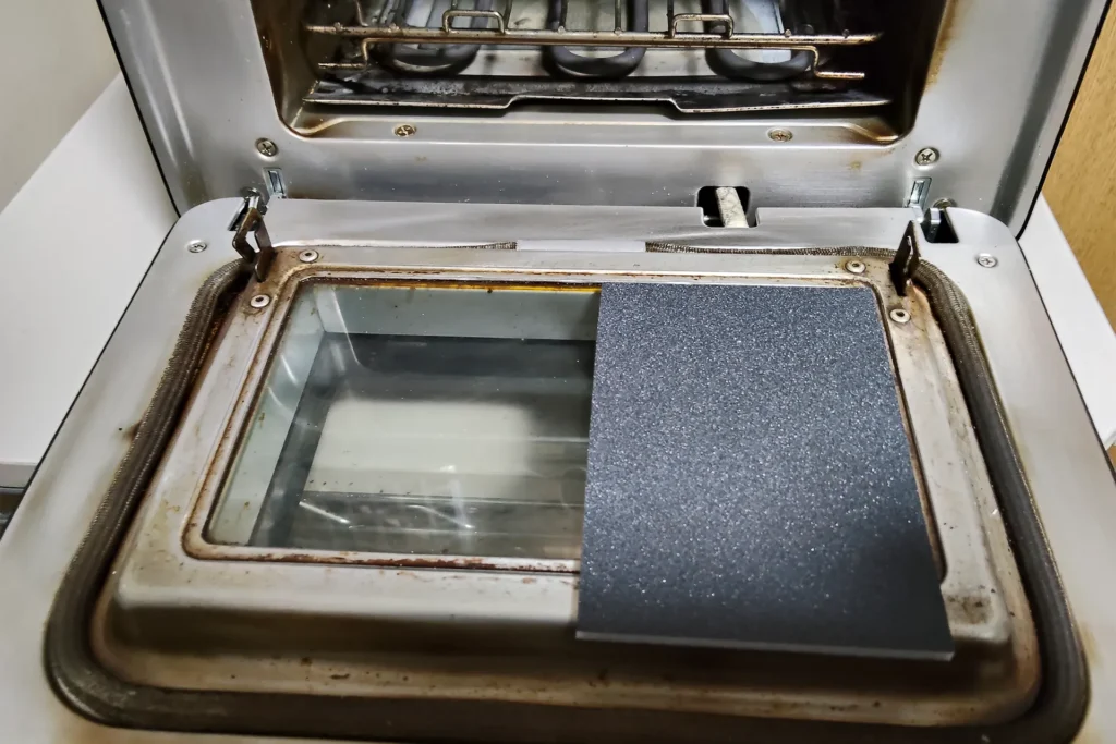 ENRO電気ピザ窯miniの庫内の掃除に使っている、研磨シート、こすってクリーンの画像