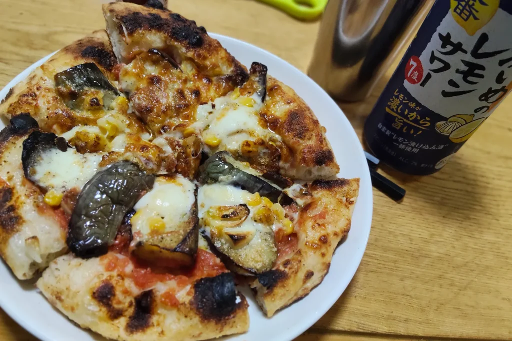 ENRO電気ピザ窯miniで焼き上げた、茄子とトマトソースの自家製ナポリピザ