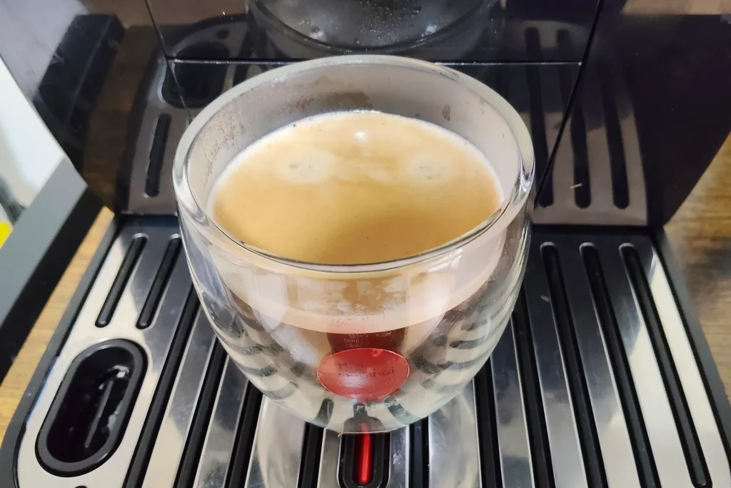  約1分で抽出が完了したコーヒーグラス