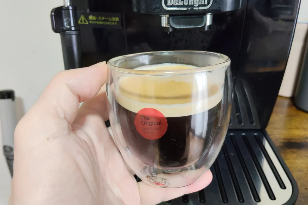 カフェ・ジャポーネで淹れた厚いクレマが乗ったコーヒー