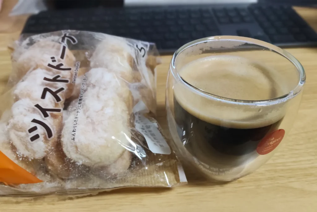 カフェ・ジャポーネで淹れたコーヒーとドーナツが並んだ様子