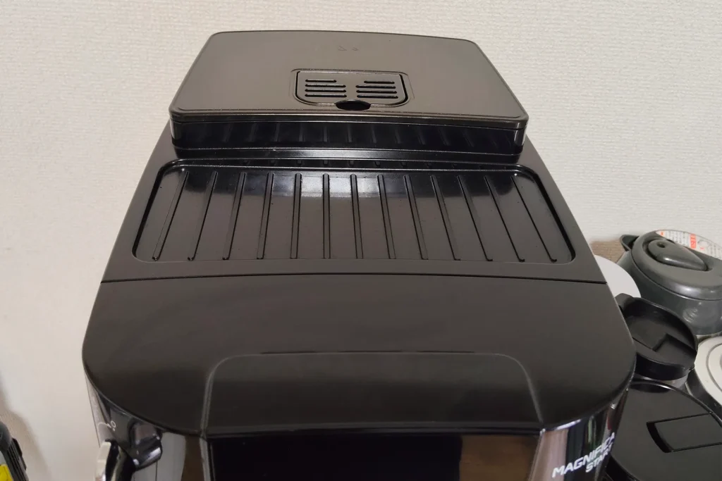 本体上部の豆投入口とカップ置き場のクローズアップ