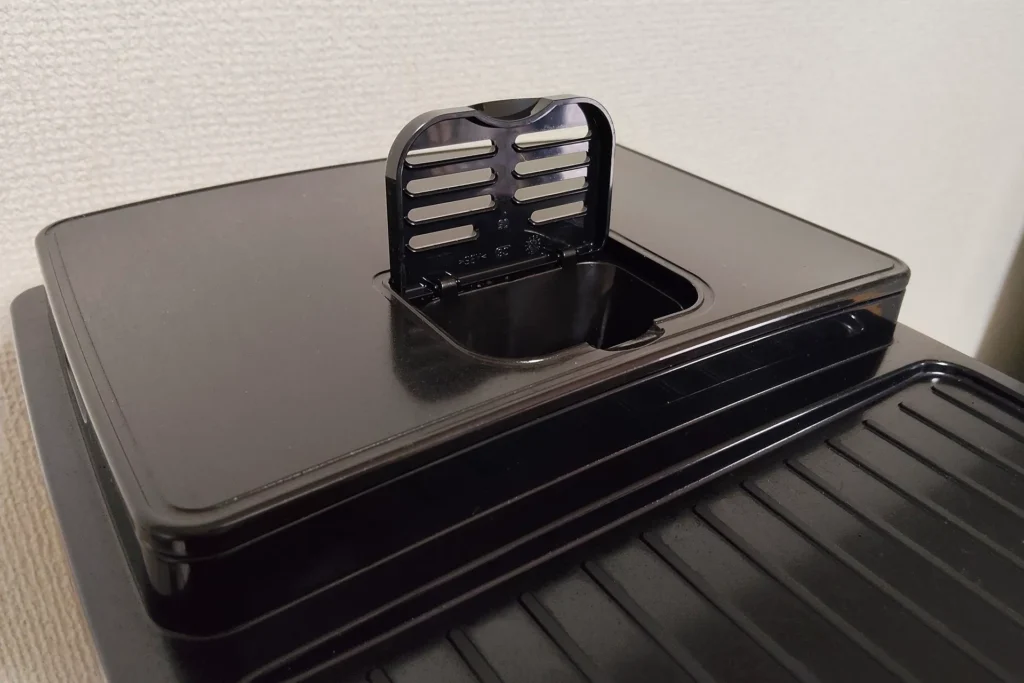 コーヒー粉専用の投入口を開けた様子