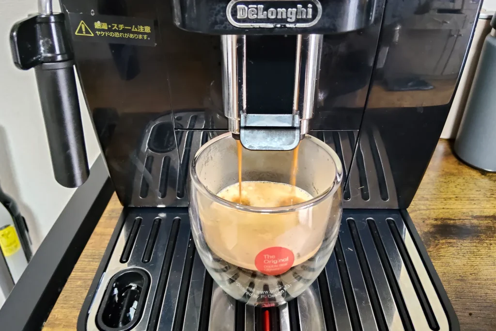  カフェ・ジャポーネ機能でコーヒーが抽出されている様子